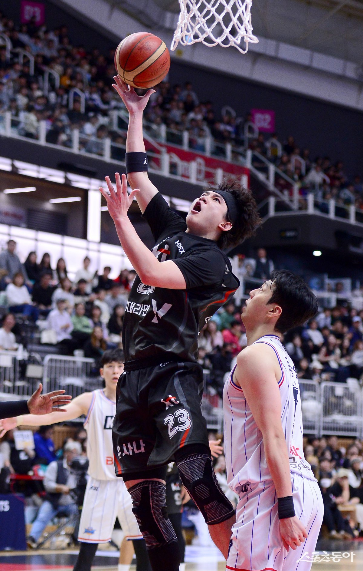 KT 박준영(왼쪽)이 8일 KCC와 홈경기 도중 골밑슛울 시도하고 있다. 수원 | 김종원 기자 won@donga.com