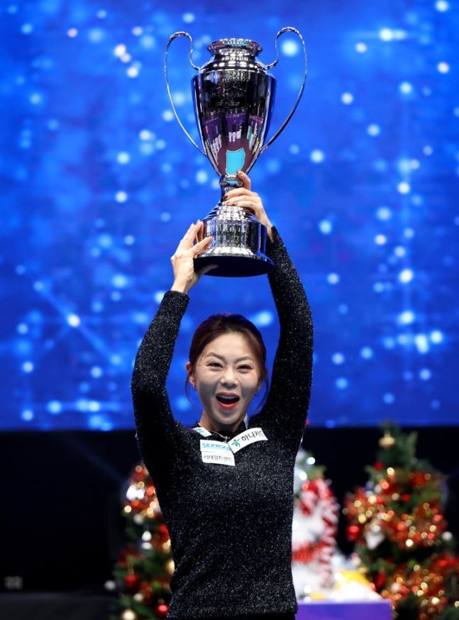 김가영이 8일 밤 열린 ‘하이원리조트 PBA-LPBA 챔피언십 2024’ LPBA 결승전에서 김보미를 꺾고 우승한 뒤 트로피를 들고 기뻐하고 있다. 김보미는 프로당구 사상 첫 5개 대회 연속 우승의 금자탑을 쌓았다. 사진제공 ㅣ PBA