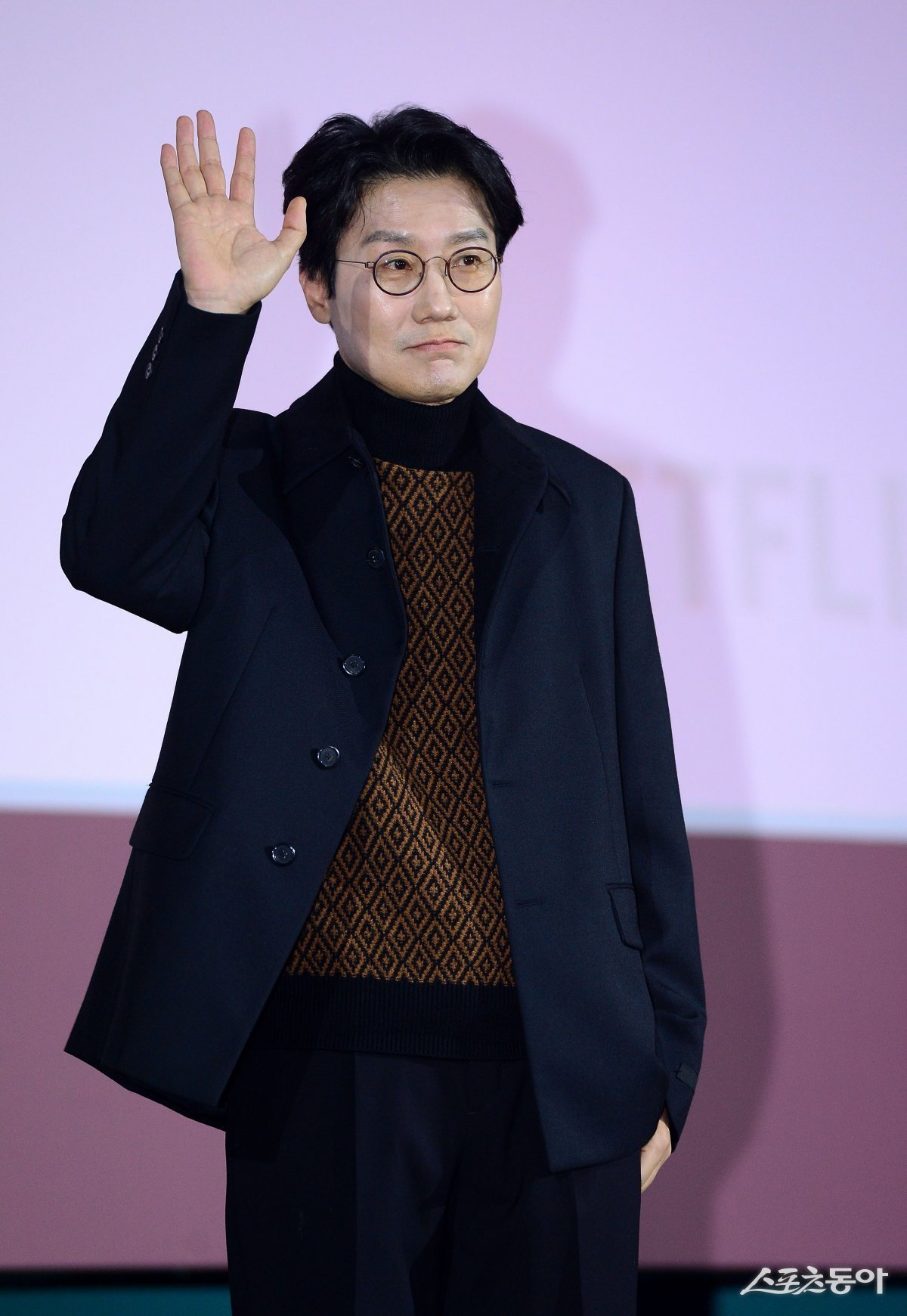 9일 서울 중구 동대문디자인플라자(DDP)에서 열린 넷플릭스 ‘오징어 게임’ 시즌2 제작발표회에 참석한 황동혁 감독이 카메라를 향해 포즈를 취하고 있다. 김민성 기자 marineboy@donga.com