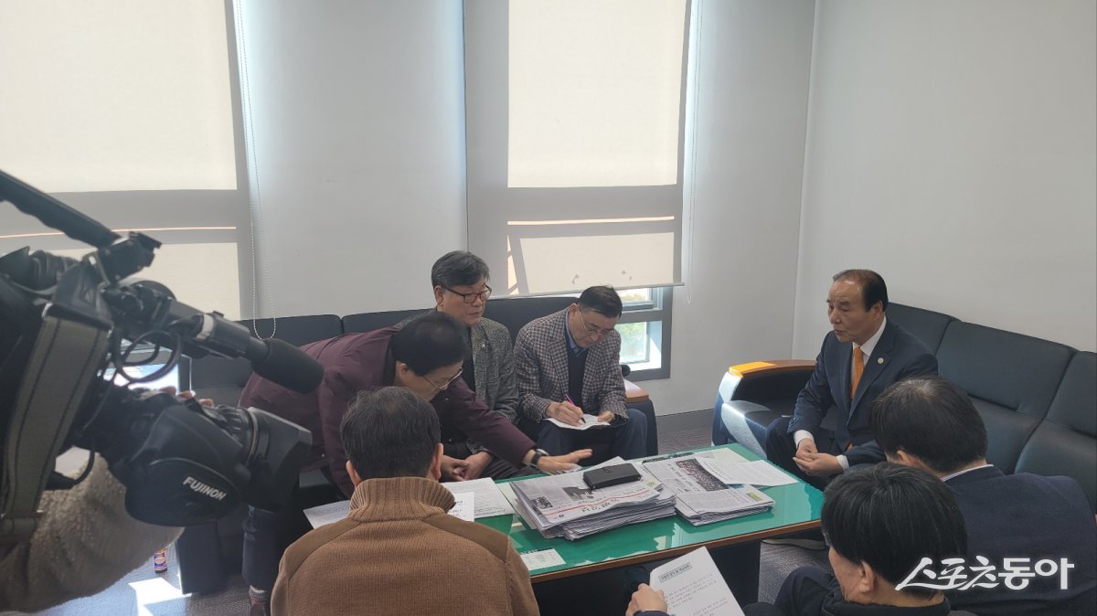 출마기자회견을 하는 김선종 경북파크골프협회장(전)./사진=김병익 기자