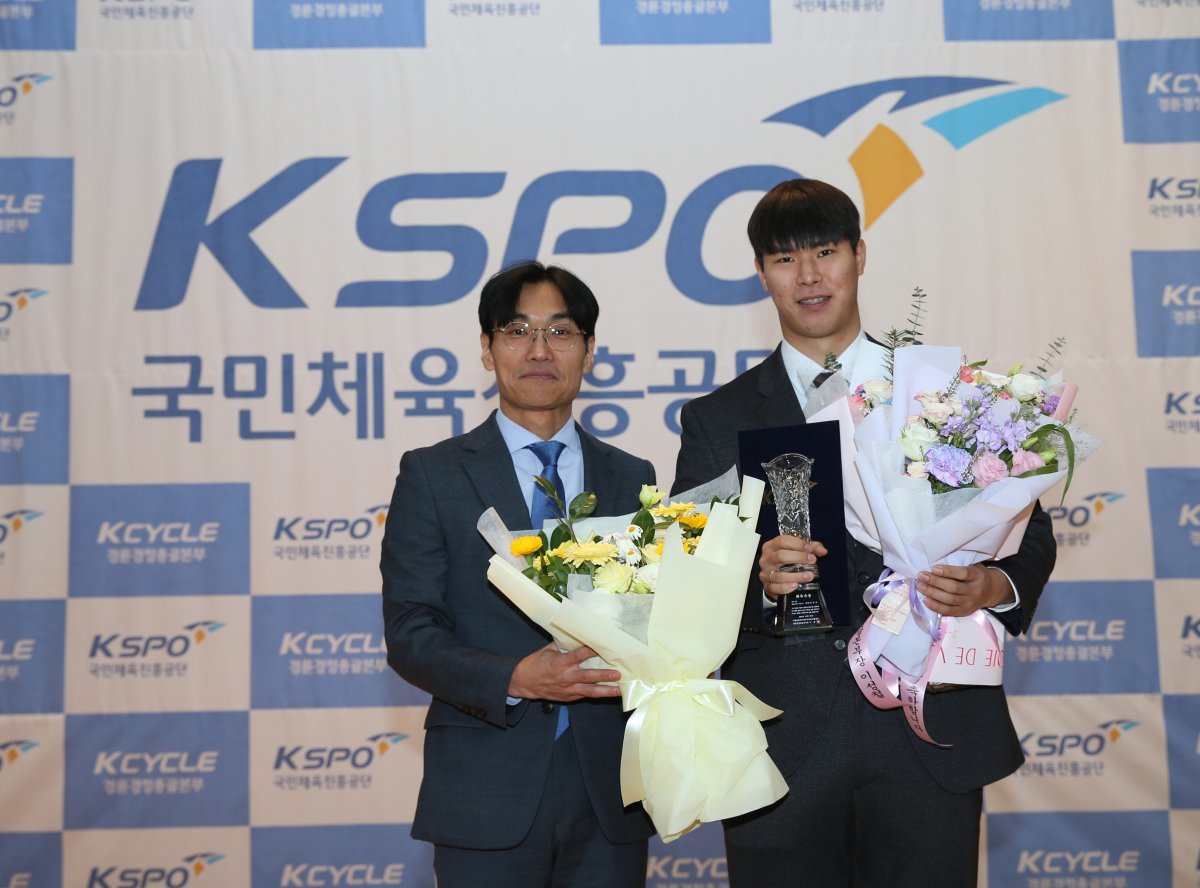 경륜경정총괄본부 신현광 경륜경주실장(왼쪽)과 29기 수석 졸업생 박건수 사진제공|국민체육진흥공단