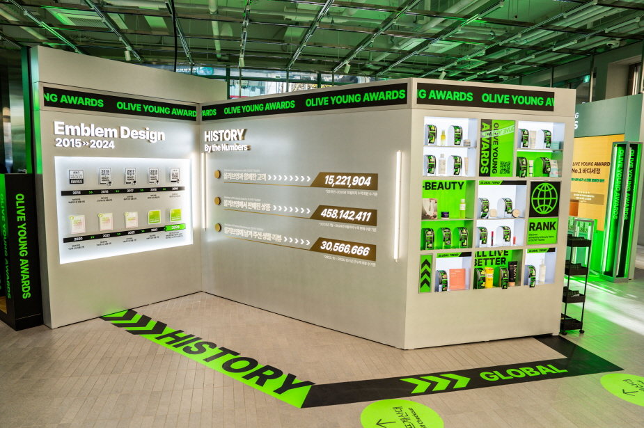 10주년 맞은 ‘올리브영 어워즈’가 전 세계인이 즐기는 K-뷰티 대표 행사로 자리매김하고 있다. 서울 홍대타운 매장에 마련한 ‘올리브영 어워즈 2024’ 팝업 전시 공간. 사진제공｜CJ올리브영