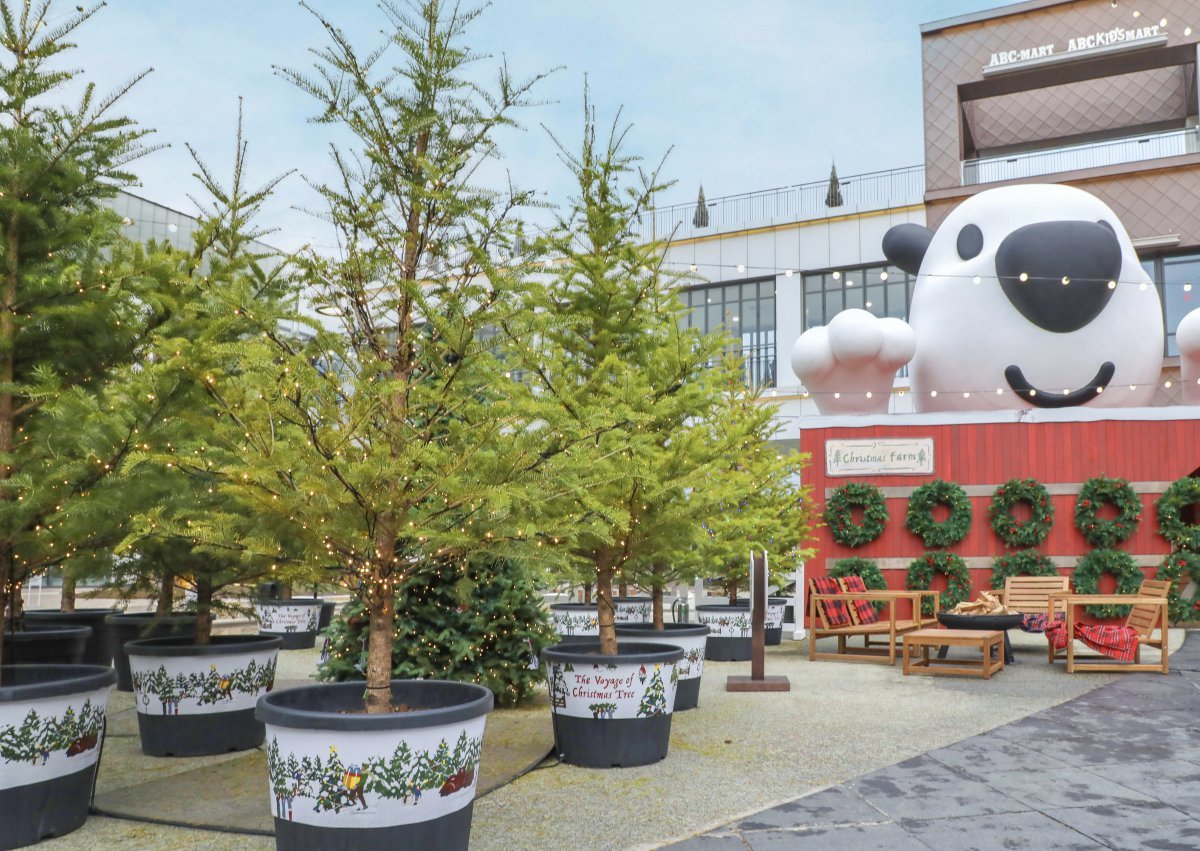 현대프리미엄아울렛 김포점에 설치한 크리스마스 트리. 사진제공|현대백화점
