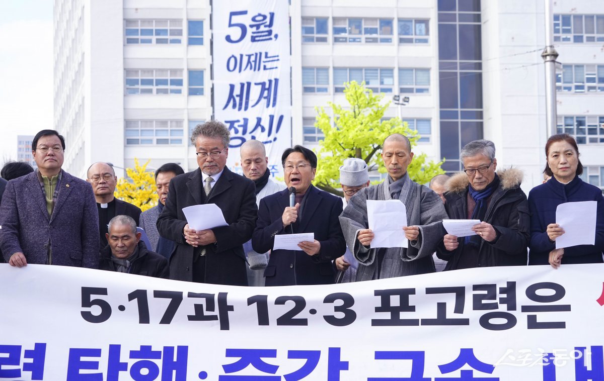 강기정 광주광역시장이 지난 9일 동구 5·18민주광장에서 구청장, 시교육감, 시의원, 종교계, 대학총장, 오월단체, 시민사회단체 등과 함께 대통령 탄핵과 내란 책임자 처벌을 촉구하는 성명서를 발표한 뒤 구호를 외치고 있다. 사진제공=광주광역시