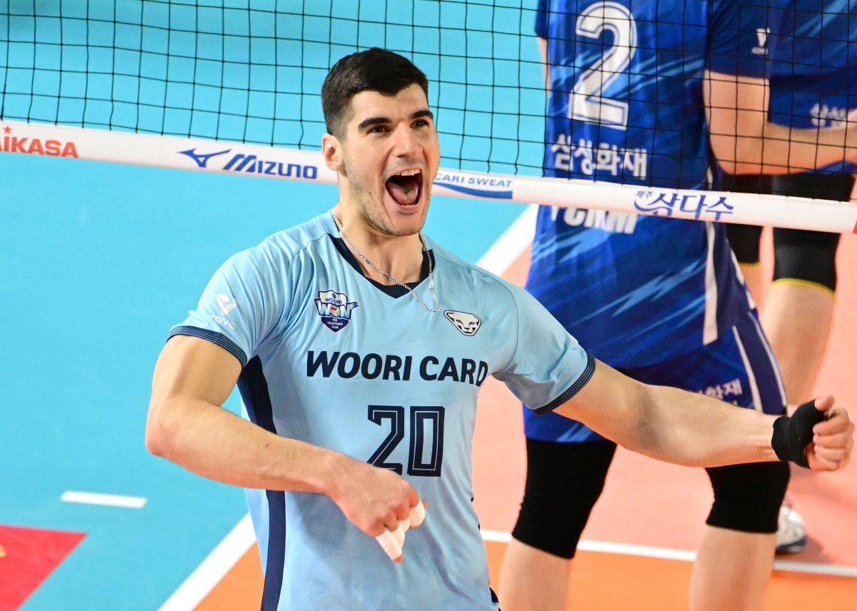 우리카드의 대체 외국인 공격수 니콜리치(20번)가 7일 삼성화재와의 V리그 원정경기에서 득점한 뒤 환호하고 있다. 사진제공|KOVO