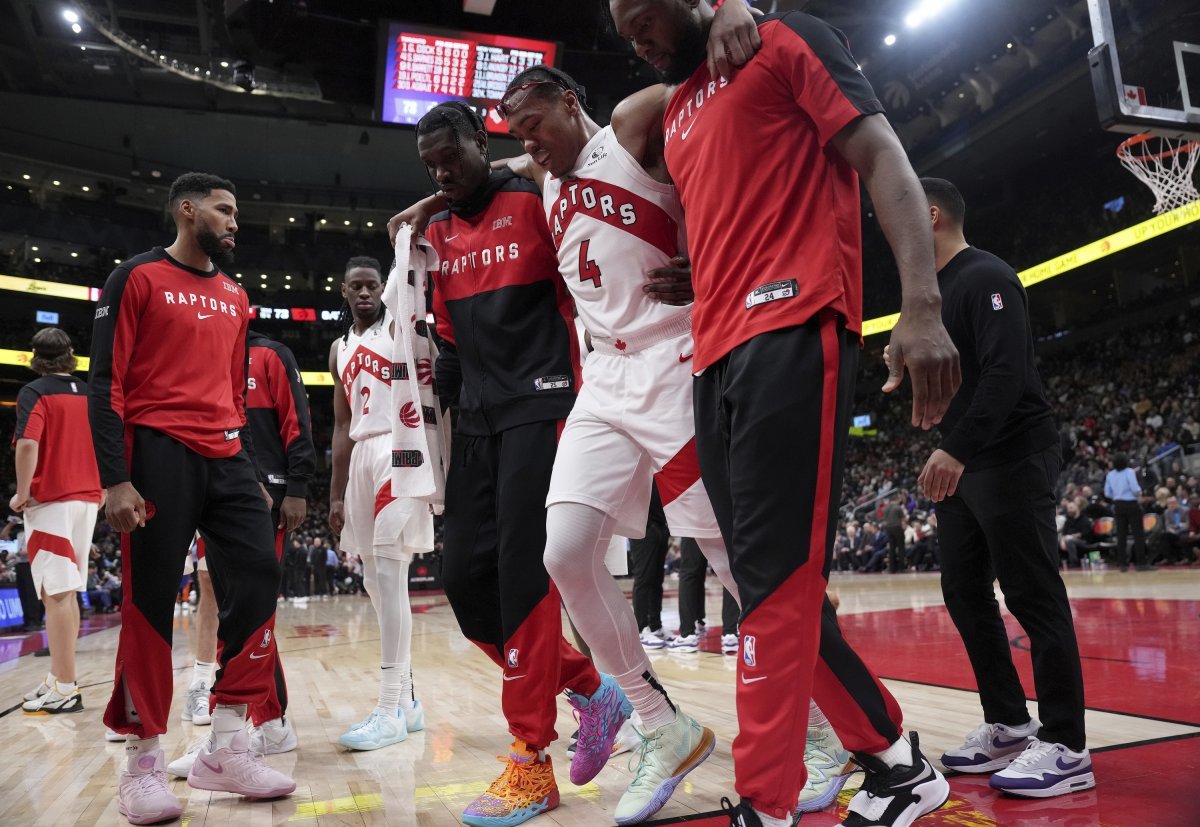 토론토 스카티 반즈(4번)가 10일(한국시간) 캐나다 스코티아뱅크 아레나에서 열린 2024~2025 NBA 정규리그 뉴욕과 홈경기 3쿼터 도중 동료들의 도움을 받아 경기장을 빠져나가고 있다. 토론토(캐나다)|AP뉴시스