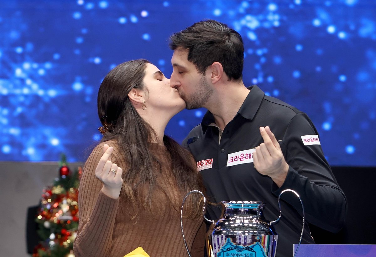 마르티네스가 9일 오후 강원도 정선군 하이원 그랜드호텔 컨벤션타워에서 열린 ‘하이원리조트 PBA-LPBA 챔피언십 2024’ PBA 결승전에서 다비드 사파타를 꺾고 우승한 뒤 아내와 입맞춤하며 우승 세리모니를 하고 있다. 마르티네스는 통산 7번째 우승을 차지해 PBA 최다 우승자인 프레데리크 쿠드롱(벨기에)의 8회 우승에 바짝 접근했다. 사진제공 ㅣ PBA