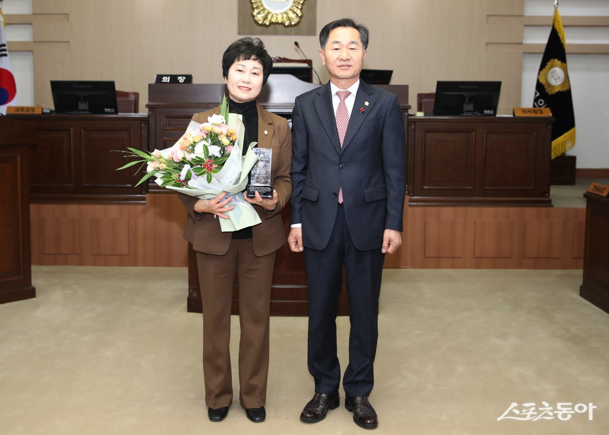 경상북도 의정봉사대상을 수상항 영양군의회 김귀임 의원(왼쪽)./사진=영양군의회