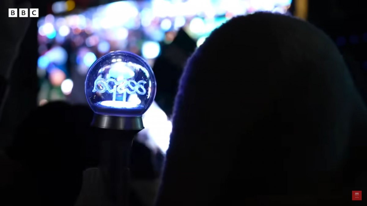 영국 BBC가 촛불집회를 소개하는 도중 걸그룹 에스파의 응원봉이 포착돼 눈길을 끈다. 사진출처|BBC