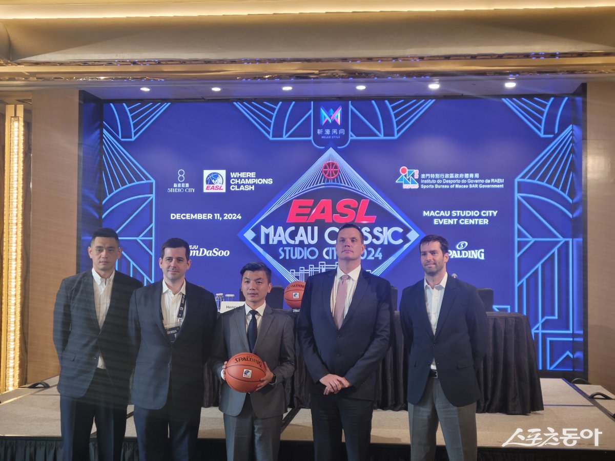 10일 중국 마카오 호텔 스튜디오 시티에서 2024~2025 동아시아슈퍼리그(EASL) 마카오 클래식 기자회견이 열렸다. 기자회견에 참석한 루카스 펭 마카오 블랙 베어스 단장, 헨리 케린스 EASL 최고 경영자, 루이스 고메즈 마카오 특별행정구 스포츠국 국장, 케빈 베닝 멜코 수석 부사장 겸 부동산 총괄 매니저, 가렛 켈리 블랙 베어스 감독(왼쪽부터). 마카오|장은상 기자 award@donga.com