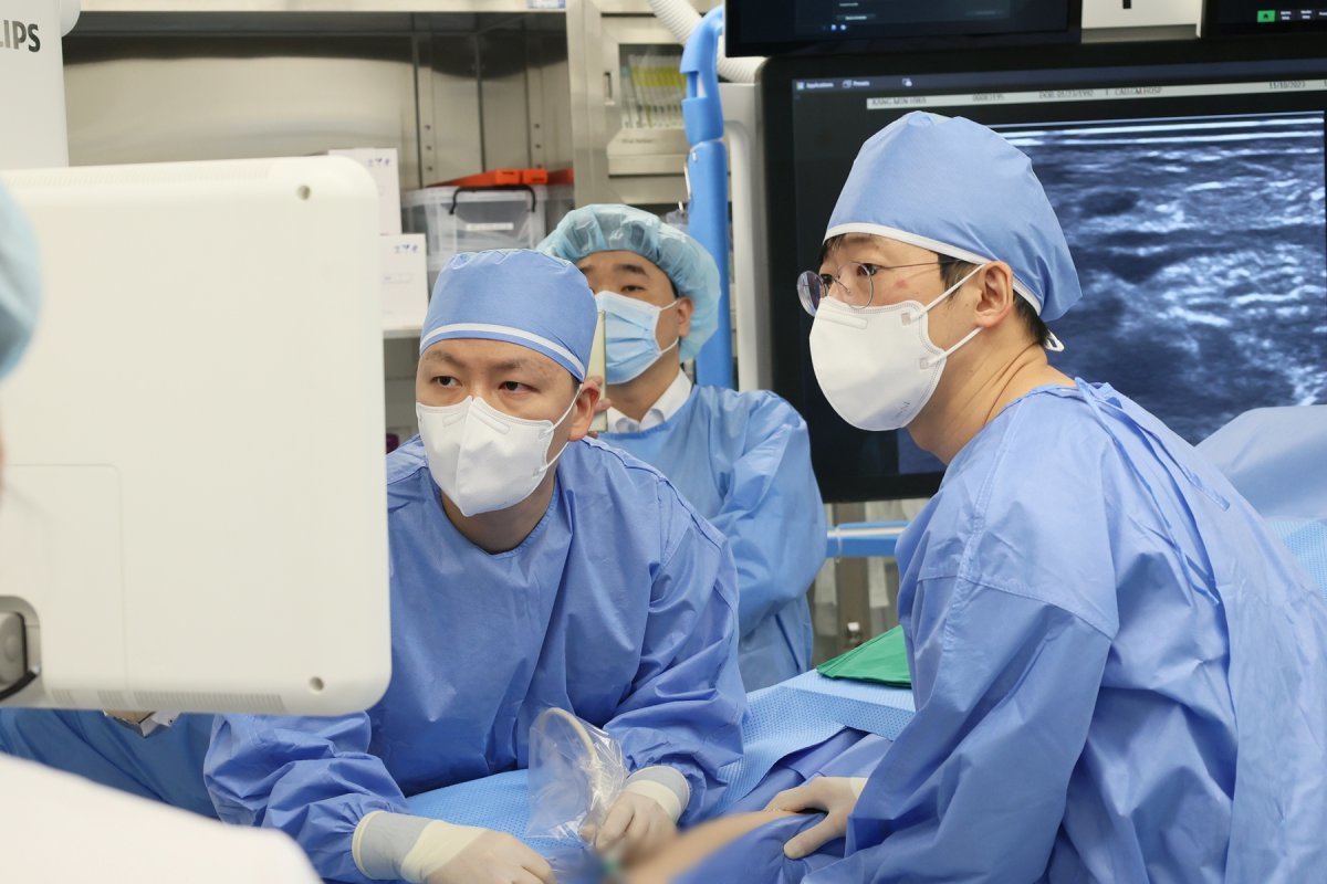 베나실 시술 중인 재활의학과 김범석교수(왼쪽)과 영상의학과 최상림 교수(오른쪽) 사진제공|중앙대광명병원