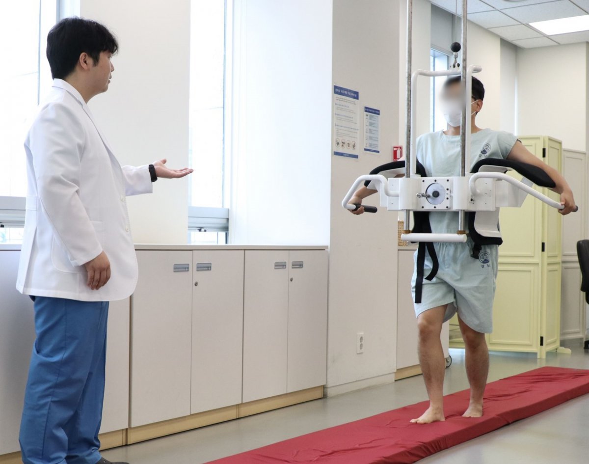 특수 견인장치를 활용한 동작침법(T-MSAT) 진료 모습            사진제공｜자생한방병원