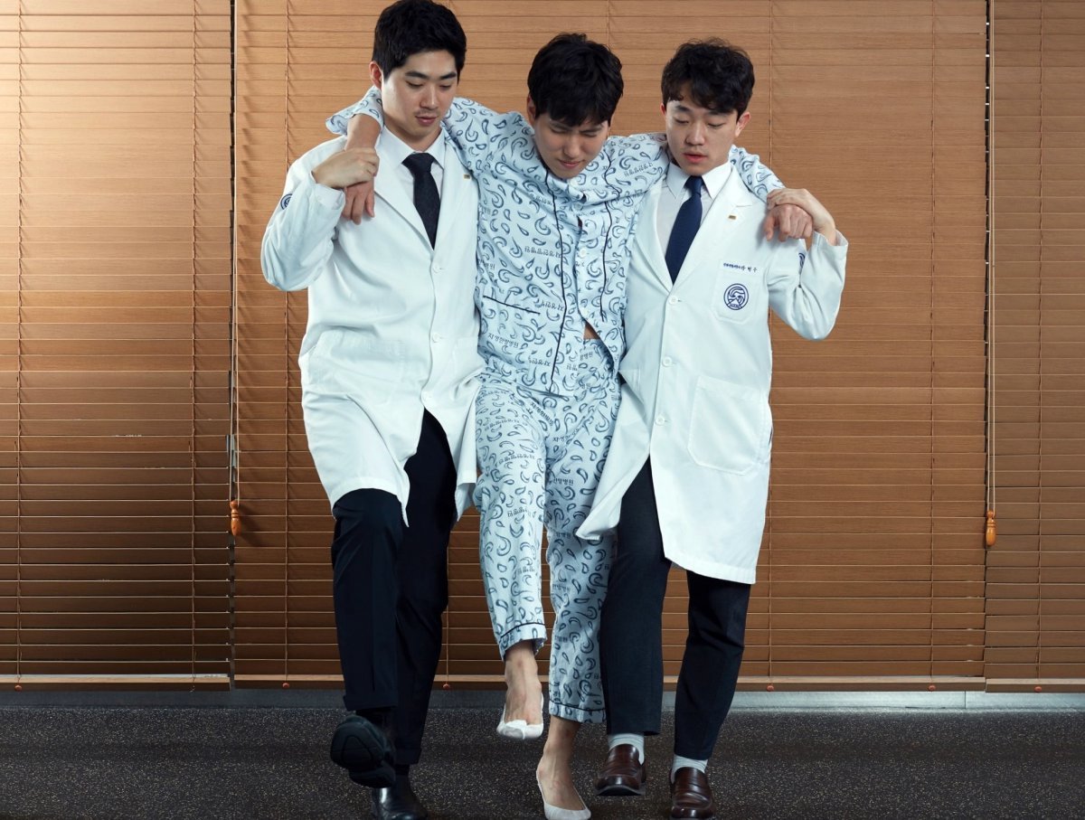 자생한방병원 의료진이 요추부 동작침법을 시행하고 있다            사진제공｜자생한방병원