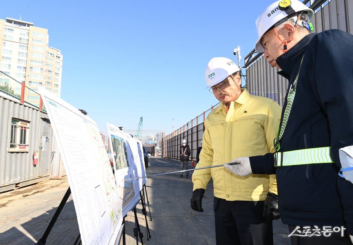 현장 점검을 지휘한 오후석 경기도 행정2부지사(윈쪽) 사진제공ㅣ경기도북부청
