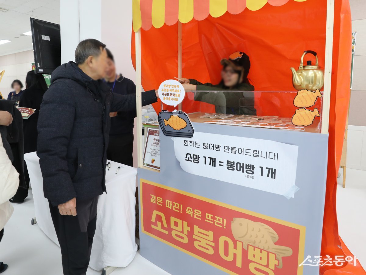 신천지 부산교회가 지난 7일 오픈하우스 ‘청랑이네 가보자고’를 개최한 가운데 관람객이 부스를 체험하는 모습. (사진제공=신천지 부산교회)