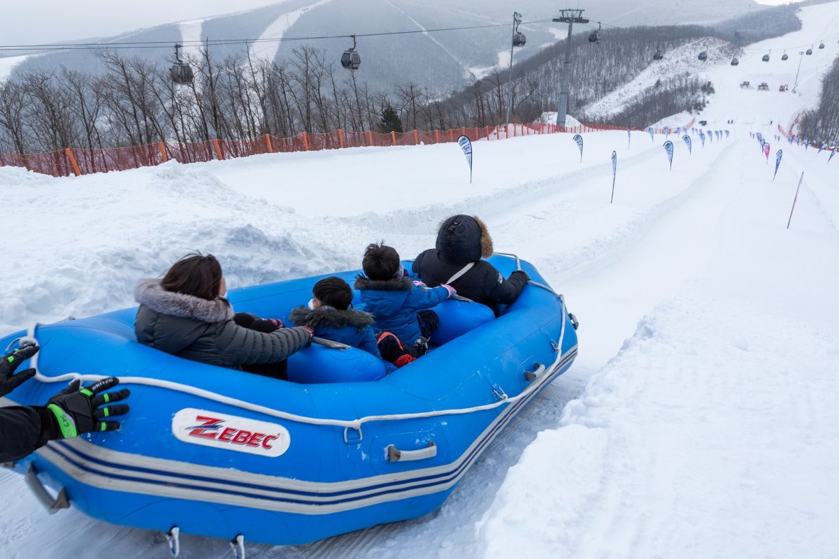 하이원리조트 스키장의 겨울 놀이터 스노우월드의  인기 어트랙션인 래프팅 썰매를 즐기는 이용객들                                                   사진제공｜강원랜드