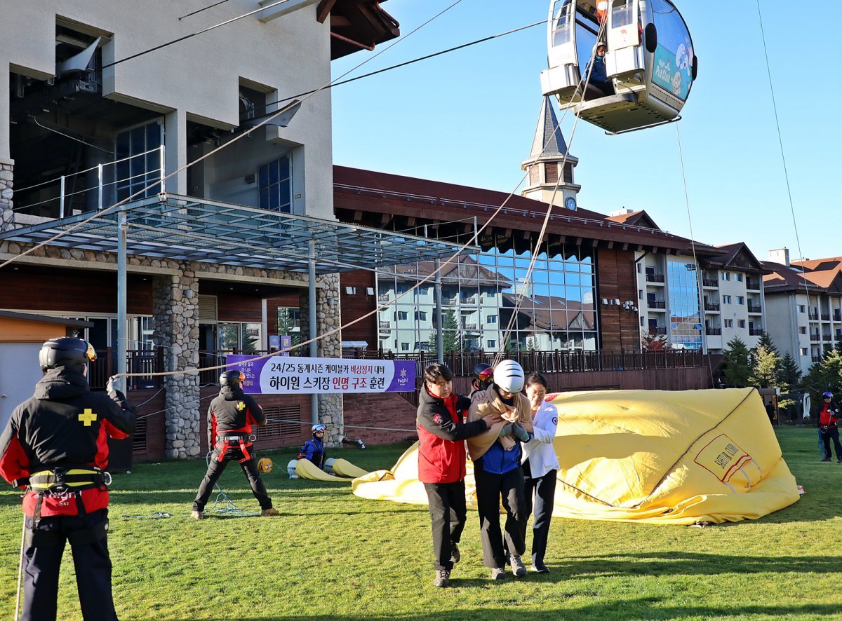 겨울시즌 개장을 앞두고 실시한 하이원리조트 스키장 인명구조 훈련                              사진제공｜강원랜드