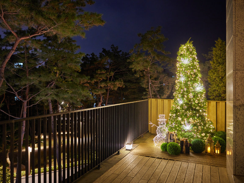 크리스마스 트리 장식이 있는 파라스파라 서울 파인 스위트 객실 테라스 사진제공|파라스파라 서울