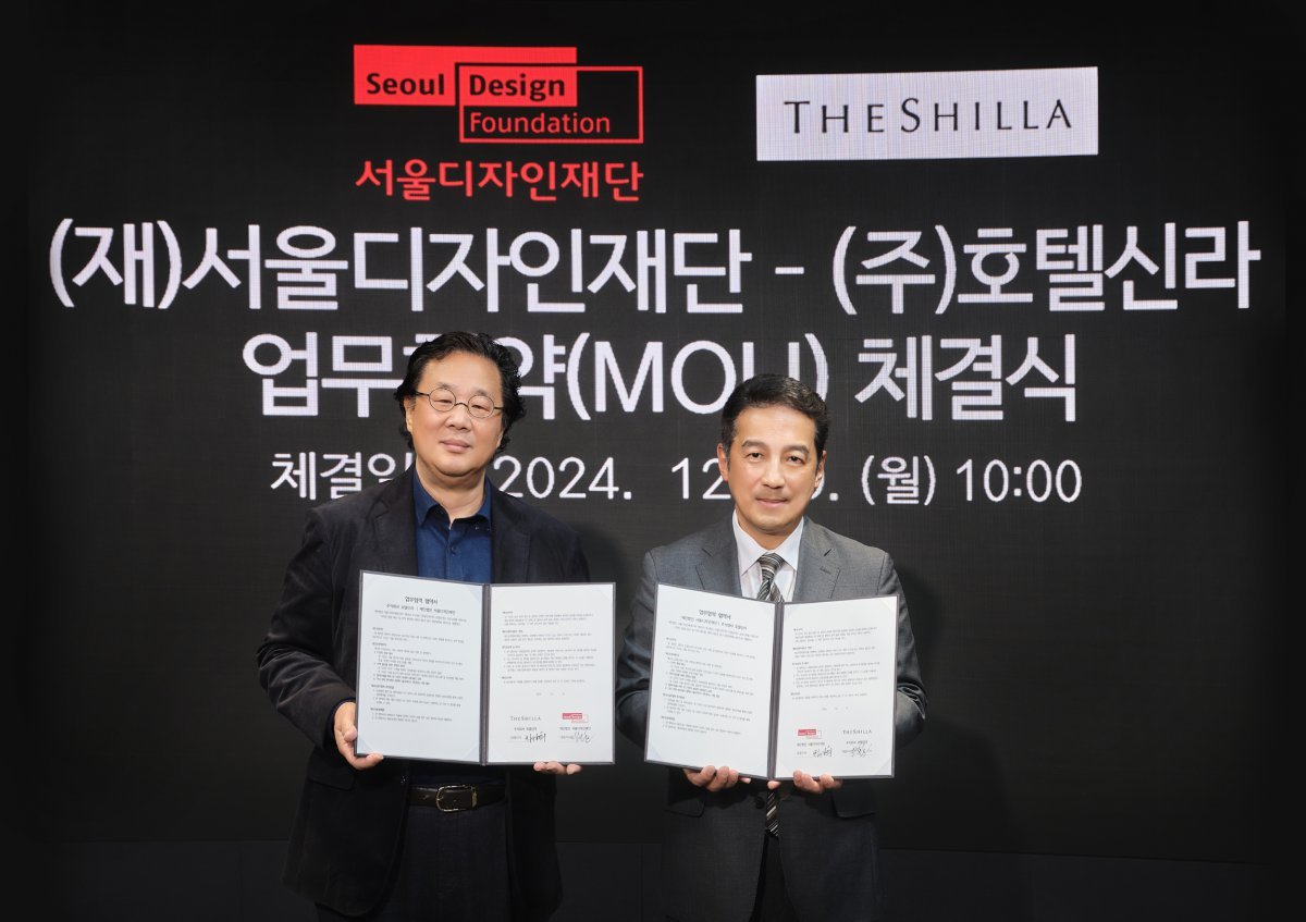 호텔신라는서울디자인재단과 9일 동대문디자인플라자(DDP)에서마케팅 업무협약을 체결했다. 차강희 서울디자인재단 대표이사(왼쪽)과 이정호 호텔신라 부사장 사진제공|호텔신라