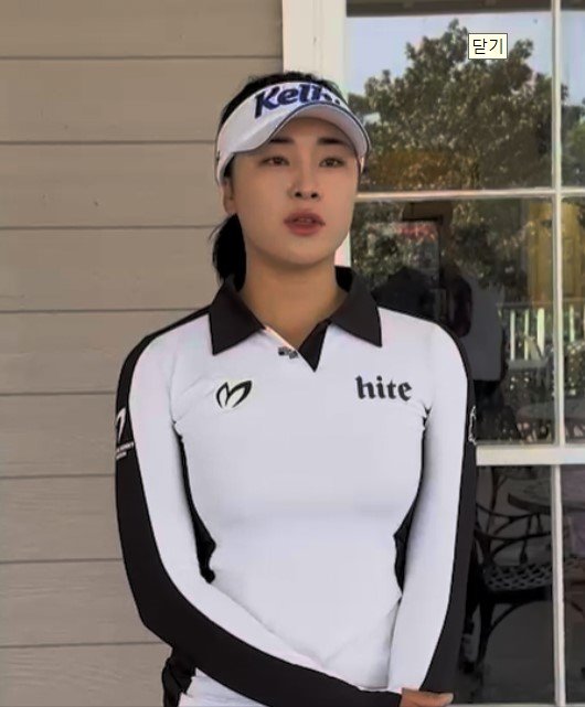 윤이나가 11일(한국시간)  LPGA 투어 Q 시리즈 최종전에서  8위에 올라 2025시즌 투어 카드를 획득한 뒤 소감을 밝히고 있다.  사진제공  |  세마스포츠마케팅