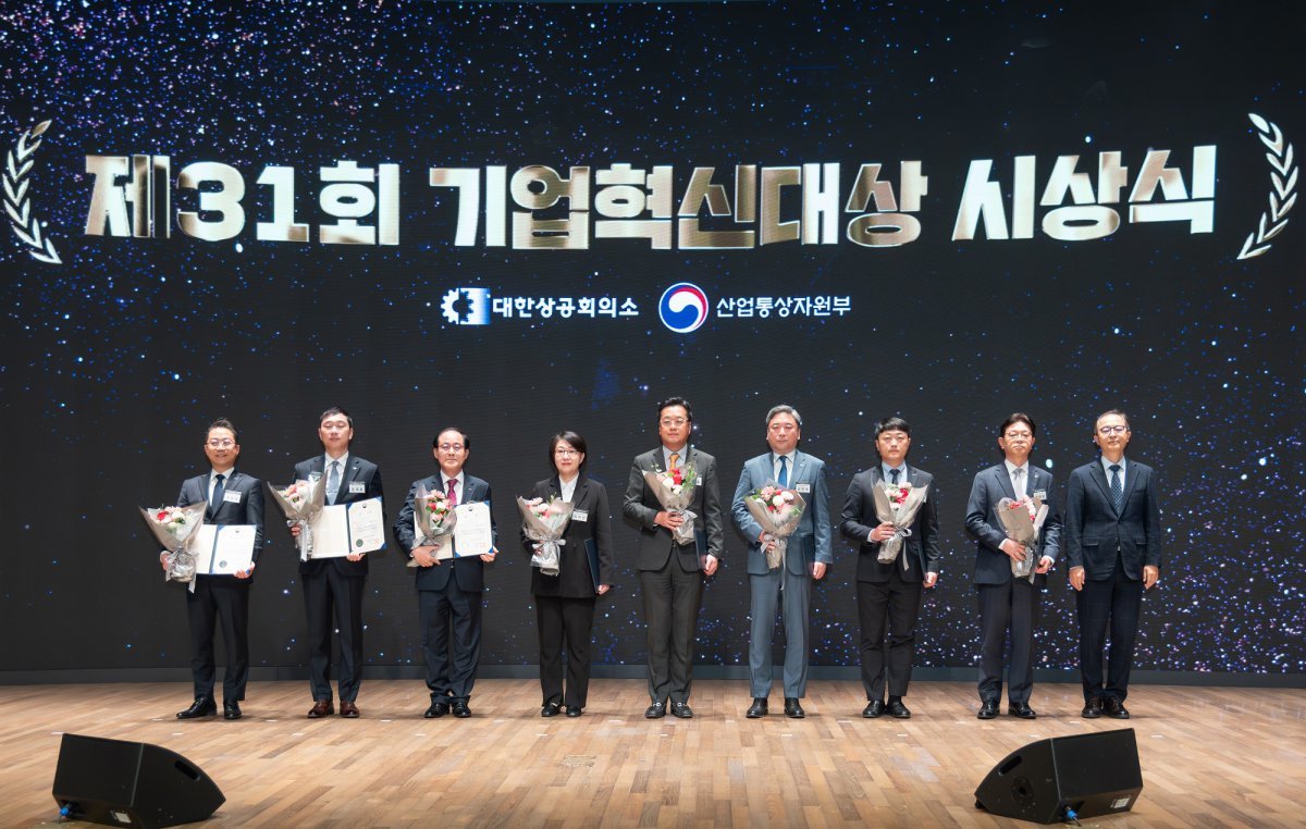 HDC현대산업개발이 제31회 기업혁신대상에서 산업부 장관상을 받았다. 강민석 HDC현대산업개발 상무(왼쪽에서 6번째)가 이승렬 산업통상자원부 산업정책실장(왼쪽에서 9번째) 등과 함께 포즈를 취하고 있다. 사진제공 | HDC현대산업개발