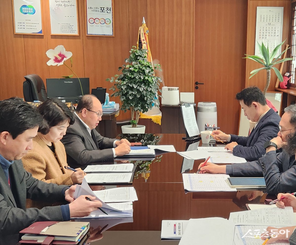 백영현 시장(오른쪽 두번째)이 지난 10일 “2024년 국도비 예산에 대한 담당 국별 보고로 집행 상황 점검”을 하고 있다. 사진제공ㅣ포천시