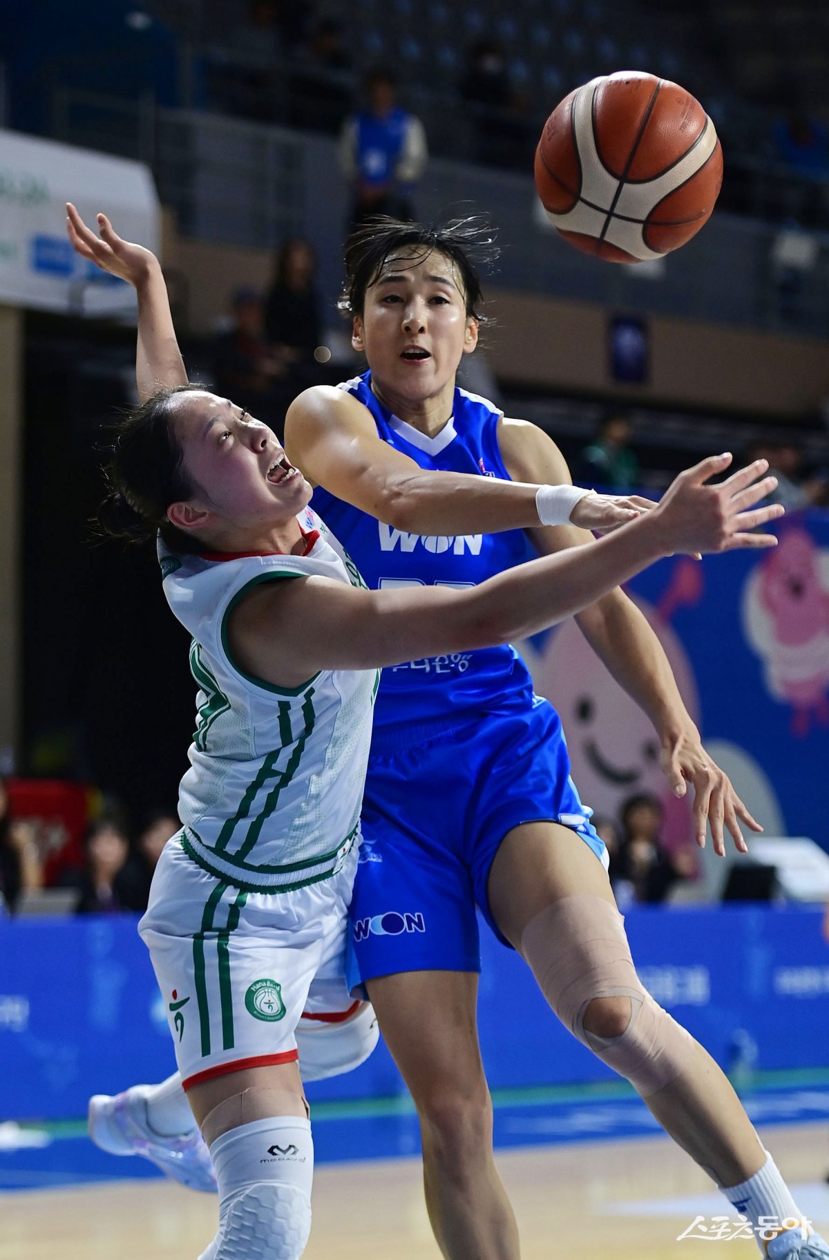 우리은행 김단비(오른쪽)가 11일 아산이순신체육관에서 열린 ‘하나은행 2024-2025 여자프로농구’ 하나은행과 홈경기 도중 상대 박소희의 슛을 블록하고 있다. 아산|주현희 기자 teth1147@donga.com