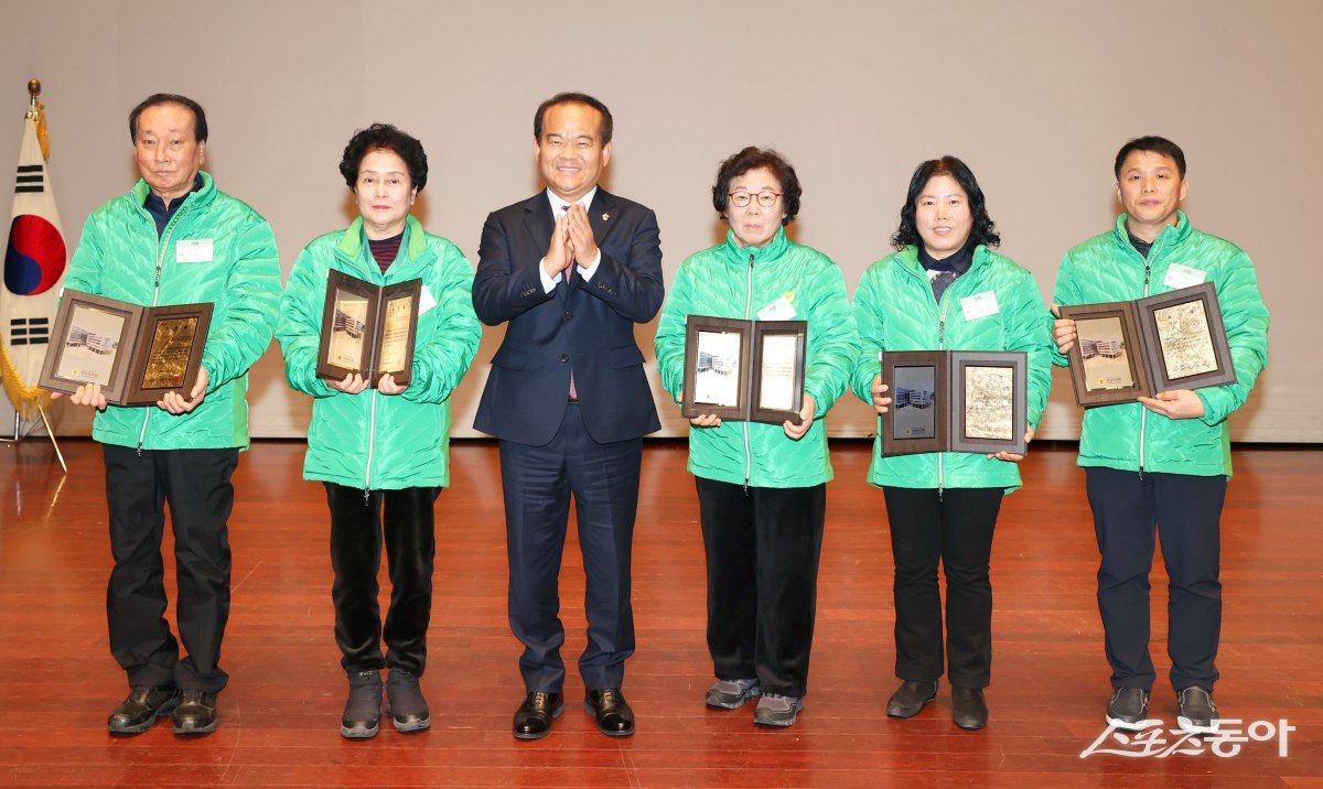 이덕수 의장(윈쪽 세번째)이 11일 2024년 성남시 새마을운동 평가대회 참석하여 기념 촬영하고 있다. 사진제공ㅣ성남시의회