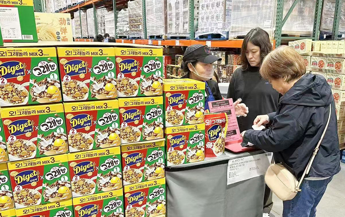 오리온의 식사대용식 브랜드 ‘마켓오네이처 오!그래놀라’가 중국 시리얼 시장에 진출했다. 중국 코스트코 상하이점에서 판매되고 있는 오리온 ‘오!그래놀라’. 사진제공 ｜오리온
