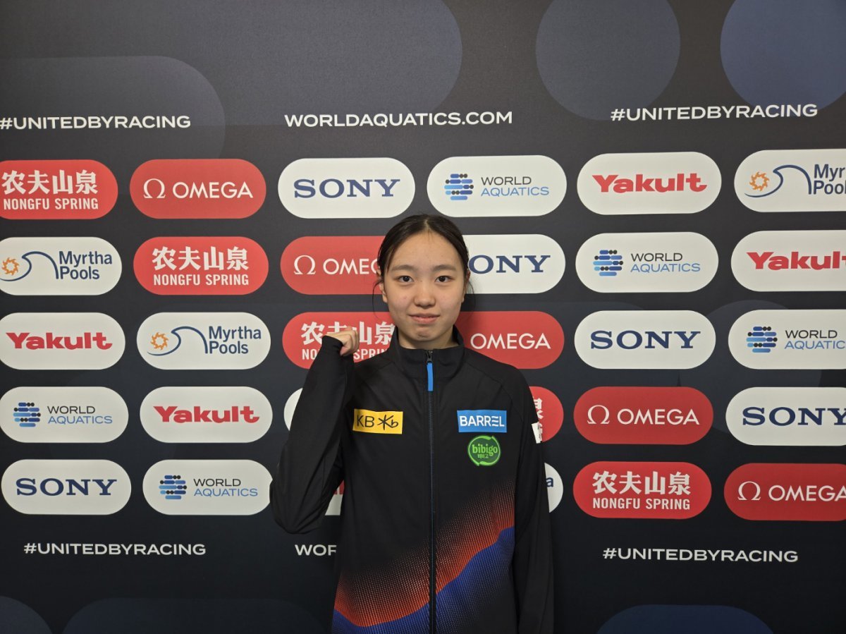 2024 국제수영연맹(AQUA) 쇼트코스(25m) 세계선수권대회 여자 평영 100m 예선에서 한국 신기록을 수립한 박시은이 주먹을 힘껏 쥐며 세리모니를 하고 있다.  사진제공 ㅣ 대한수영연맹