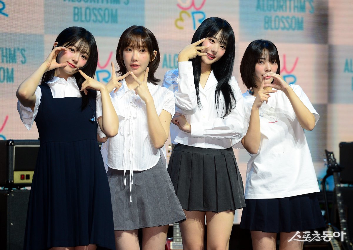 23일 서울 서대문구 예스24 원더로크홀에서 밴드 QWER 2집 미니 앨범 ‘Algorithm’s Blossom(알고리즘스 블러썸)‘ 발매 기념 쇼케이스가 열렸다. QWER 쵸단, 마젠타, 히나, 시연이 포즈를 취하고 있다.