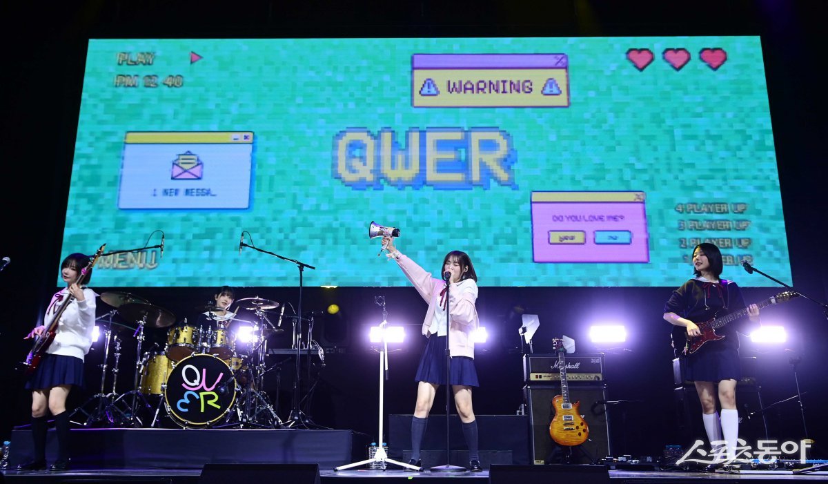 그룹 QWER이 1일 서울 서대문구 창천동 예스24 원더로크홀에서 열린 첫 번째 미니앨범 ‘Manito’ 발매 기념 프레스 쇼케이스에서 타이틀곡 ‘고민중독’ 무대를 펼치고 있다. 주현희 기자 teth1147@donga.com