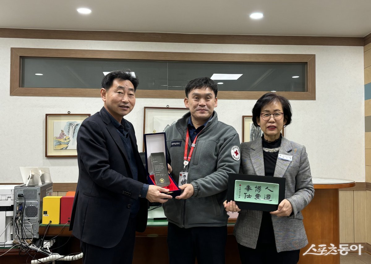 대한적십자사 관계자가 영주시보건소에 헌혈 유공패를 전달하고 있다./사진=영주시