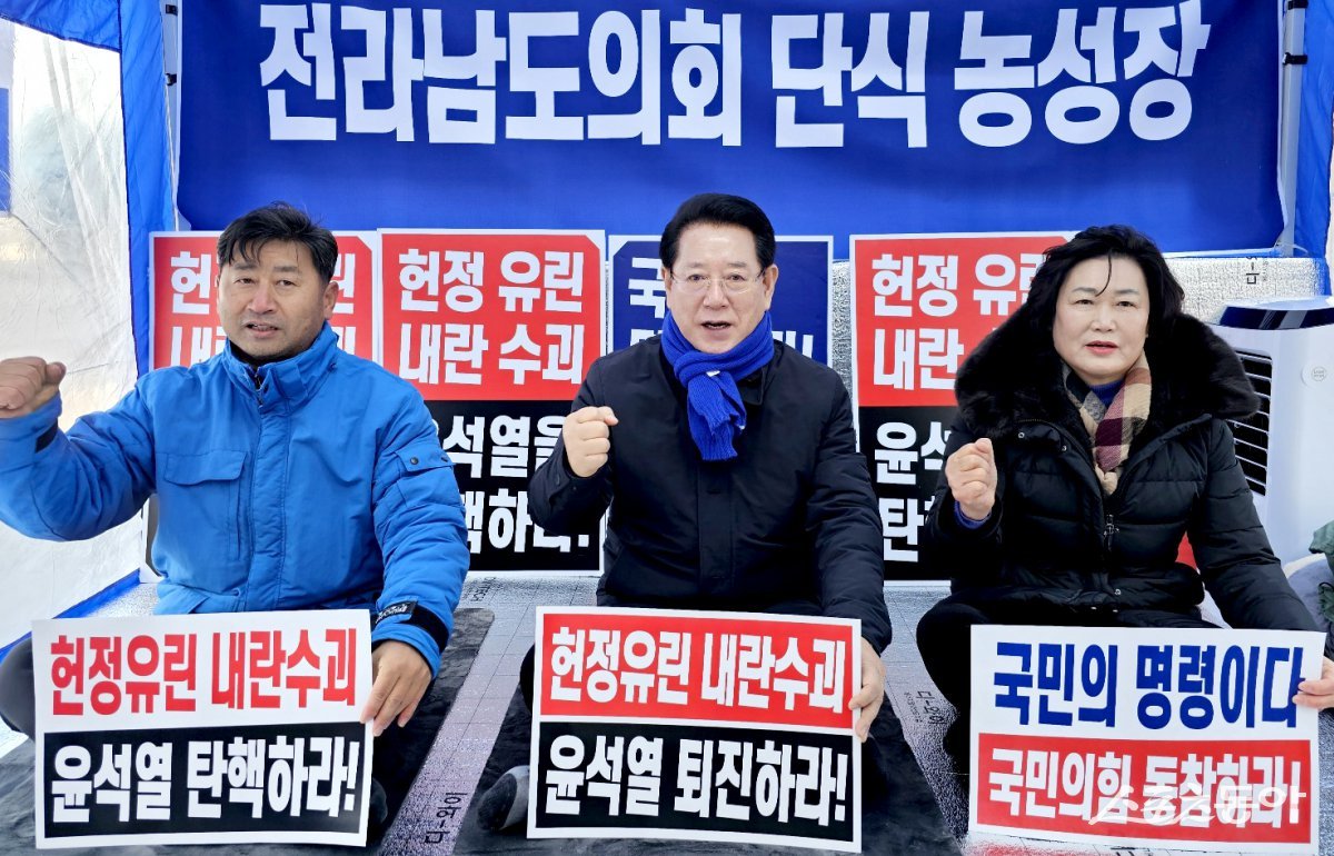 김영록 전라남도지사가 12일 오전 전남도청 앞 윤석열 탄핵 및 국민의 힘 정당 해산을 촉구하는 전남도의회 단식농성장을 방문, 탄핵을 촉구하고 있는 모습. 사진제공=전남도