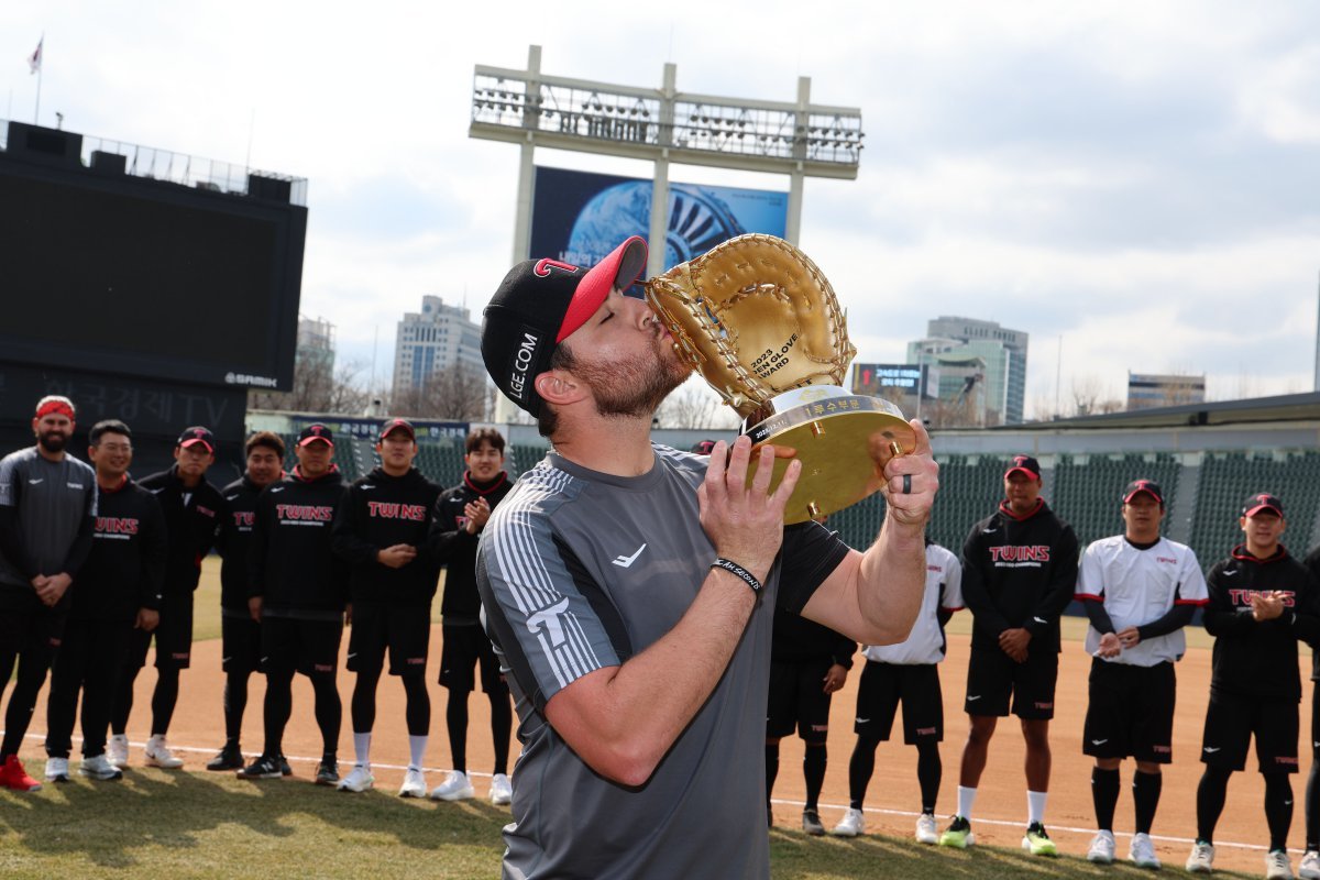 올해 3월 뒤늦게 골든글러브를 받고 키스 세리머니를 펼치는 LG 오스틴 딘. 그는 올해는 직접 상을 받기 위해 휴가 중임에도 한국으로 잠시 돌아왔다. 사진제공|LG 트윈스