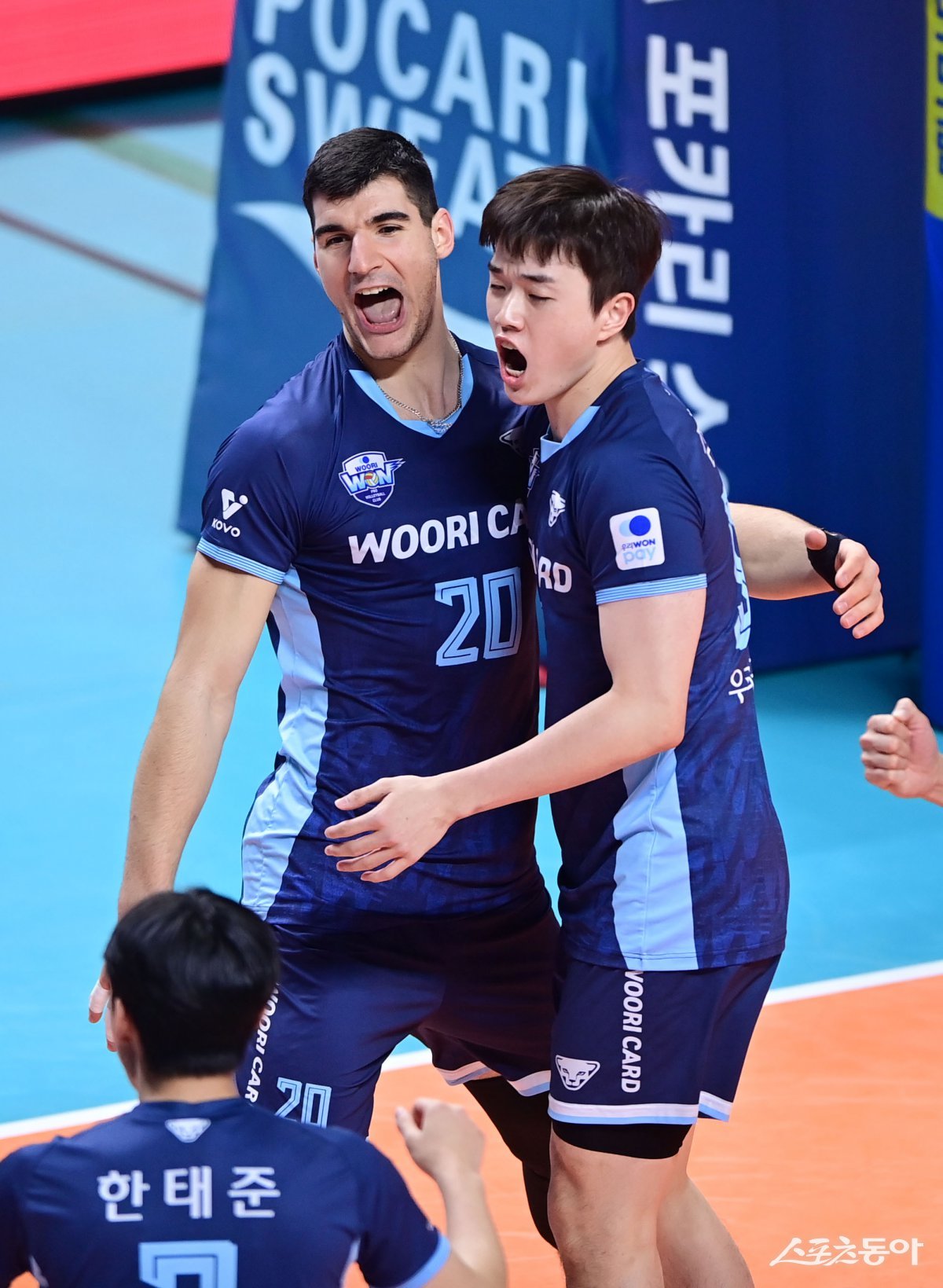 우리카드 외국인 공격수 니콜리치(20번)가 12일 장충체육관에서 열린 대한항공과 홈경기 도중 득점한 뒤 김지한을 끌어안고 기뻐하고 있다. 장충|주현희 기자 teth1147@donga.com