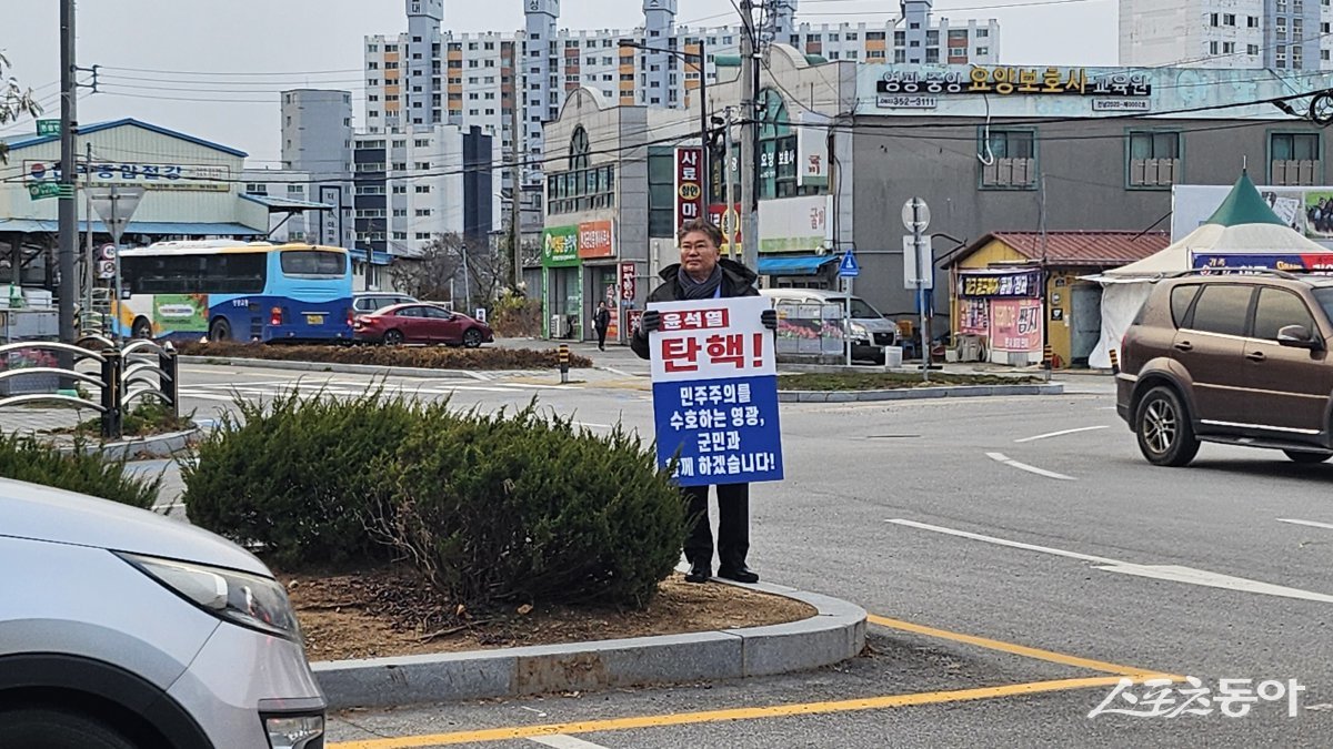 장세일 영광군수가 13일 오전 영광읍 한전로타리에서 윤석열 대통령 탄핵 촉구 1인시위를 하고 있다. 사진제공=박성화 기자