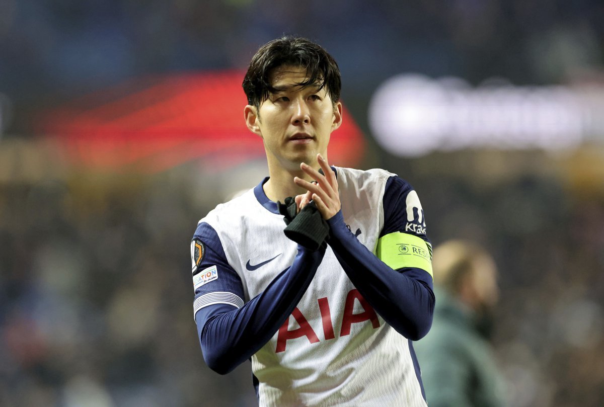 Tottenham Hotspur‘s Son Heung-Min acknowledges supporters following a UEFA Europa League soccer match against Rangers at the Ibrox Stadium, Thursday, Dec. 12, 2024, in Glasgow, Scotland. (Steve Welsh/PA via AP)