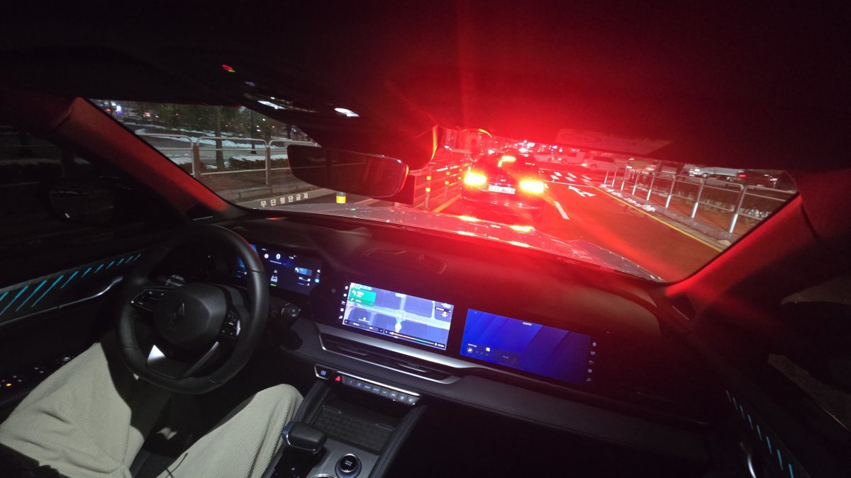 국내 최초로 동승석 디스플레이까지 3개의 12.3인치 디스플레이를 적용해 편의성을 대폭 높인 그랑 콜레오스 인포테인먼트 시스템. 원성열 기자 sereno@donga.com