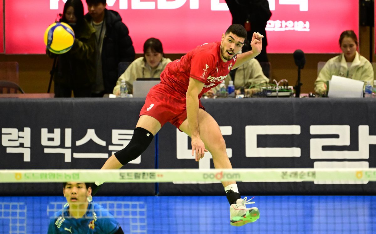 한국전력 마테우스는 13일 수원체육관에서 벌어진 OK저축은행과 홈경기로 V리그 데뷔전을 치렀다. 한국전력은 1-3으로 패했지만, 마테우스의 42점, 공격 성공률 55.41% 맹활약은 희망적이었다. 사진제공|KOVO
