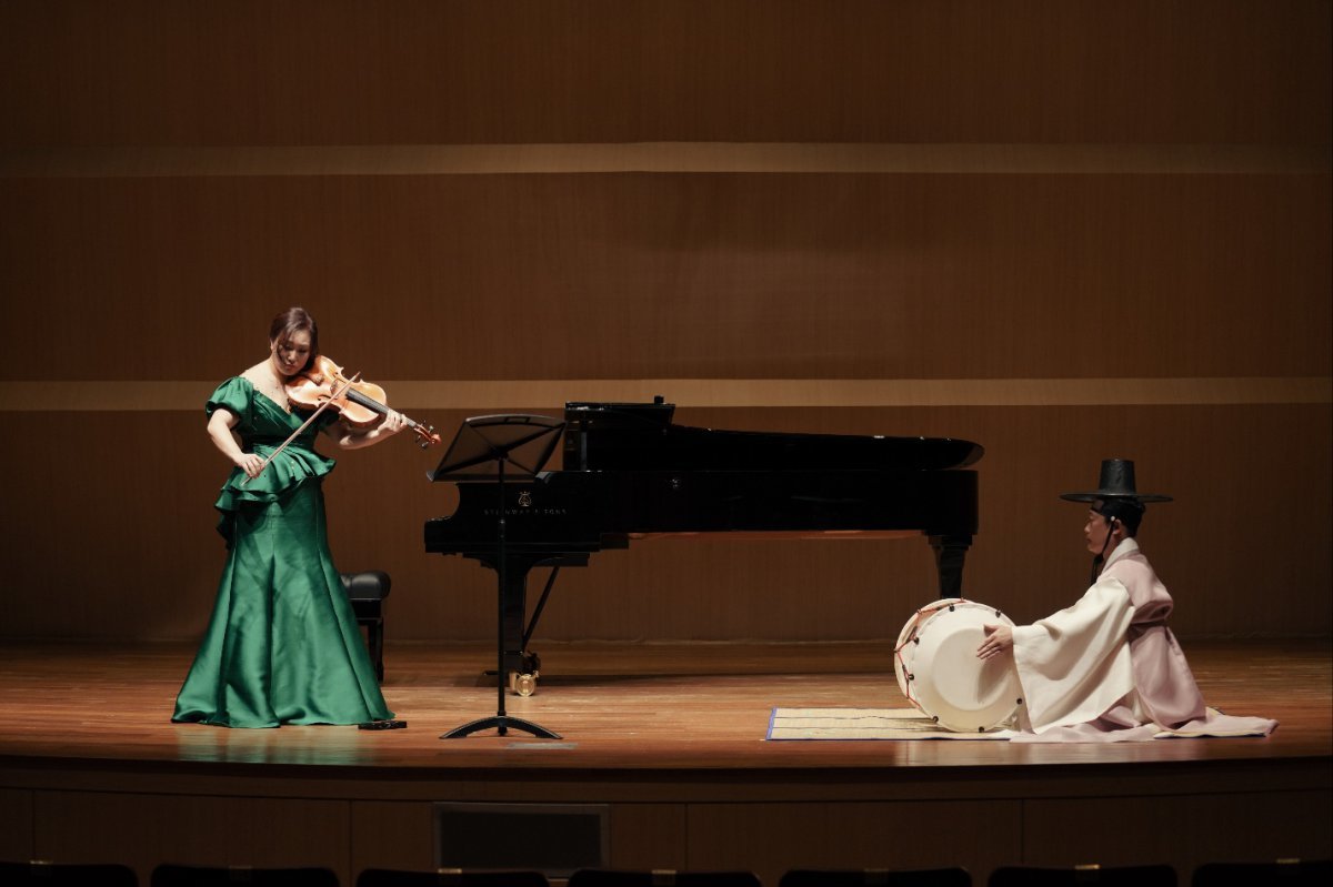 2022년 자신의 독주회 ‘Blooming’에서 세계 최초로 해금산조를 연주하고 있는 김남중(왼쪽).
