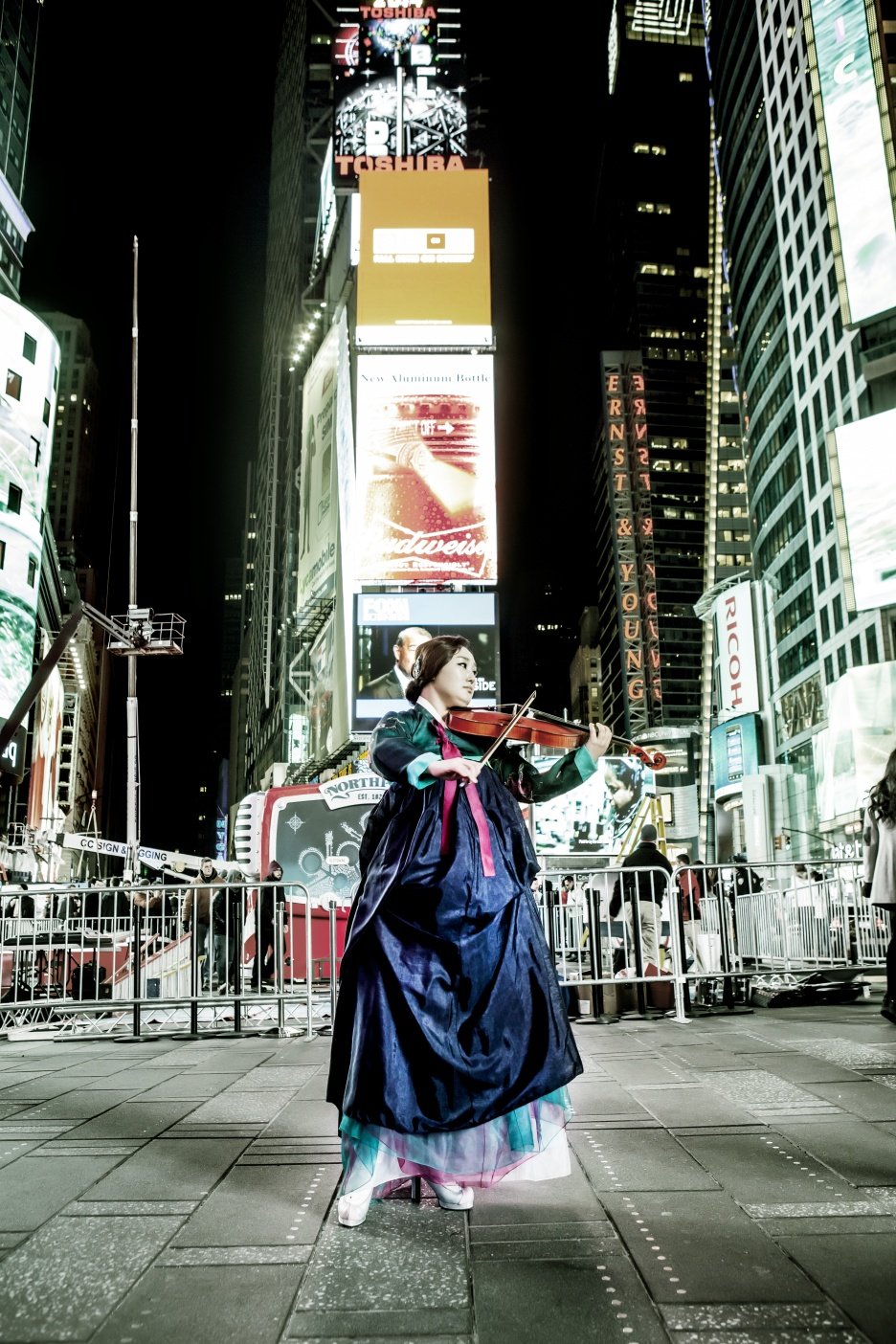 김남중은 2014년 미국 뉴욕 타임스퀘어에서 한복을 입고 아리랑을 연주해 뉴요커들의 뜨거운 호응을 끌어내기도 했다.