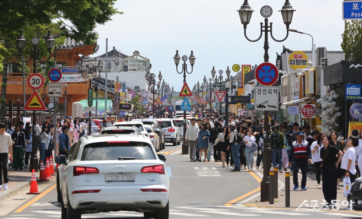 경주시 황리단길이 관광객들로 붐비고 있다./사진=경주시