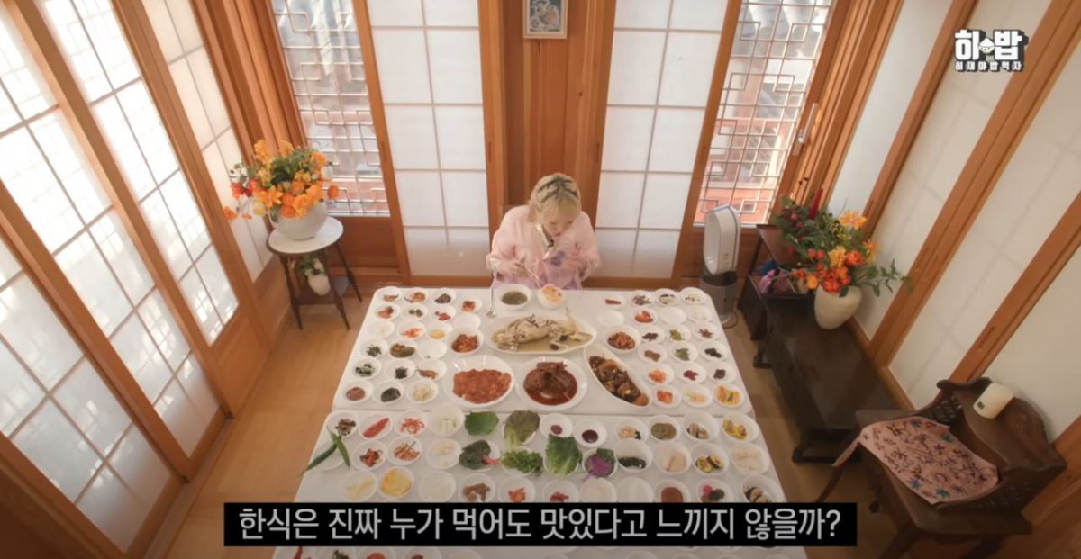 국내 먹방계의 ‘톱’으로 손꼽히는 크리에이터이자 방송인 히밥이 2024 플레이 K-푸드 챌린지를 응원하기 위해 100첩 반상 클리어에 도전했다. 이날 100개의 접시를 싹싹 비운 히밥은 18분 10초 영상을 자신의 유튜브 채널에 공개하며 166만 구독자, 시청자들의 한식에 대한 관심과 챌린지 참여를 독려했다. 사진출처 ｜ 히밥 유튜브 캡처