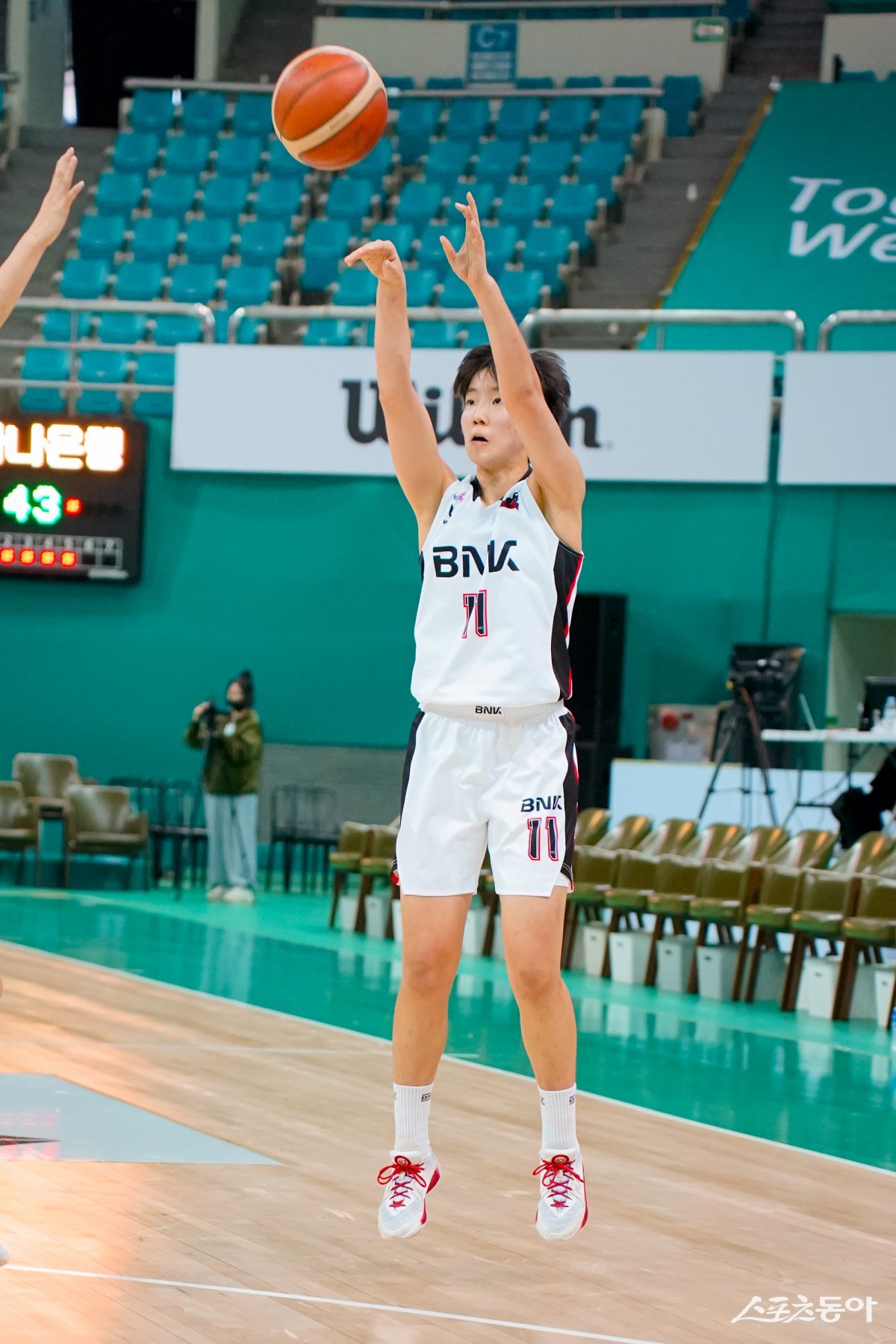 BNK 김정은이 17일 부천체육관에서 열린 하나은행과 WKBL 퓨처스리그 A조 1차전서 슛을 시도하고 있다. 사진제공｜WKBL