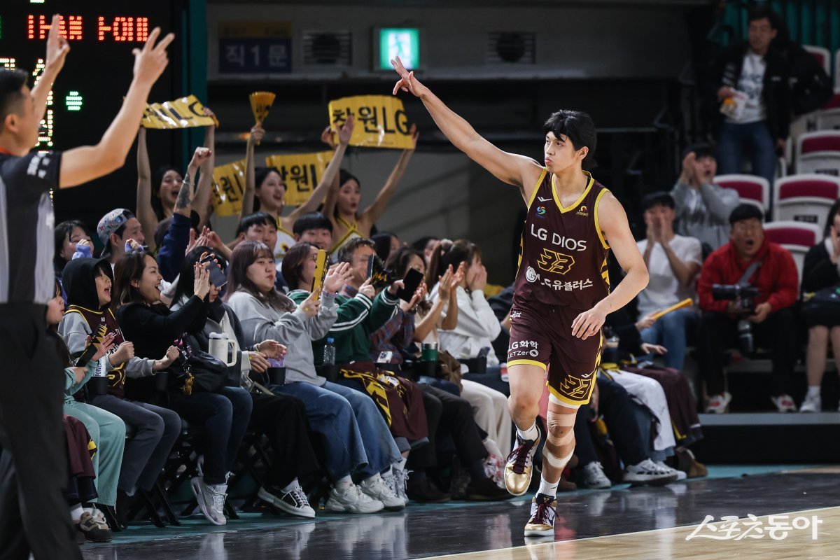 칼 타마요가 17일 창원체육관에서 열린 삼성과 홈경기 도중 득점한 뒤 홈팬들의 환호에 답하고 있다. 사진제공｜KBL