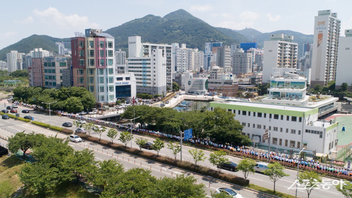 지난 6월 16일 이만희 총회장이 신천지 부산야고보지파 하단성전에 방문하자 이를 마중을 나온 환영 도열의 모습. (사진제공=신천지 부산야고보지파)