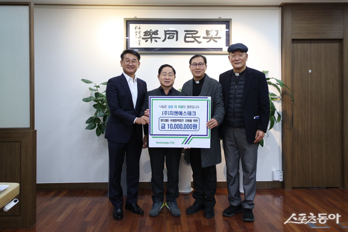 지난 17일 시장집무실에서 장근환 대표, 주광덕 시장, 김태근 대표, 이정호 신부(윈쪽부터) 사진제공ㅣ남양주시