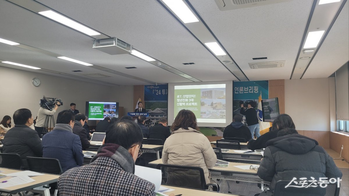 이남억 경북도 공항투자본부장이 브리핑을 하고 있다./사진=김병익 기자