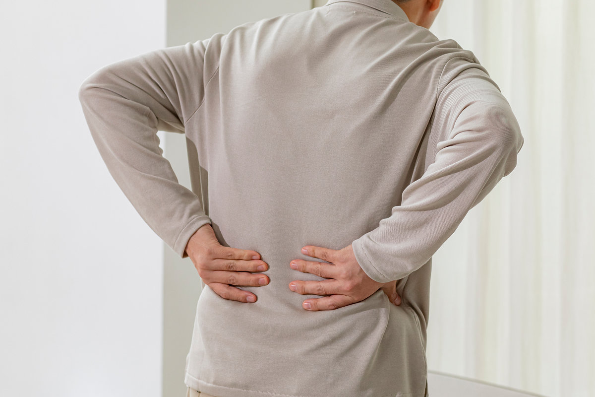 추운 날에는 척추를 둘러싼 근육과 인대가 뻣뻣해져 뼈와 신경조직을 압박하기 때문에 급성 요통의 위험성이 커진다 사진제공|바른세상병원